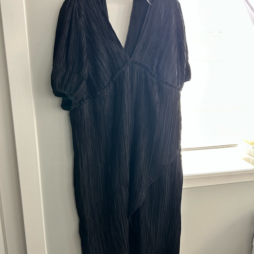 Anthroplogie Black V-Neck Plisse Midi Dress 3X